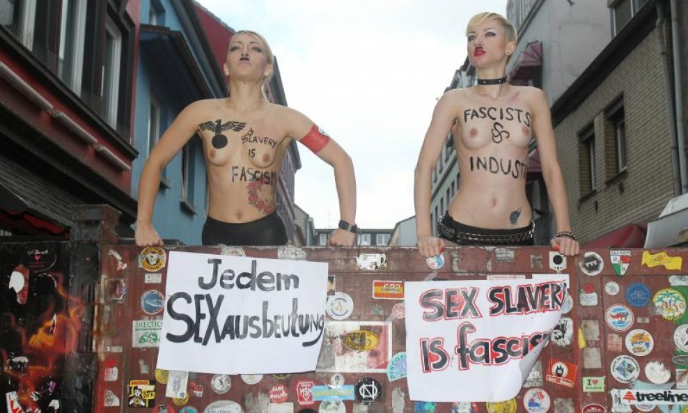 FEMEN - Ukrajinke u akciji