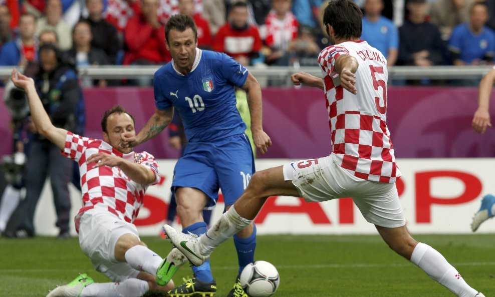 Antonio Cassano (Italija) vs. Gordon Schildenfeld i Vedran Ćorluka (Hrvatska)