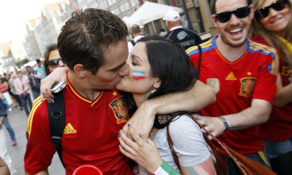 Poljubac Španjolca i Talijanke