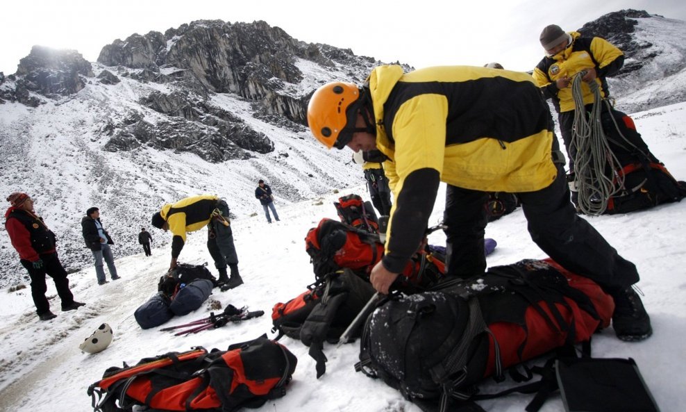 Peru pad helikoptera potraga snijeg