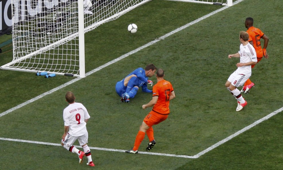 Michael Krohn-Dehli postiže gol Nizozemskoj