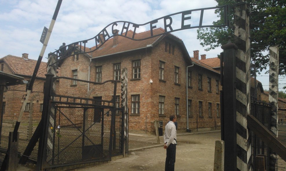 05. Auschwitz1