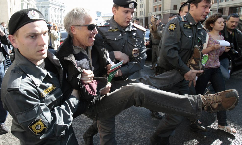 ruska policija hapsi prosvjednike