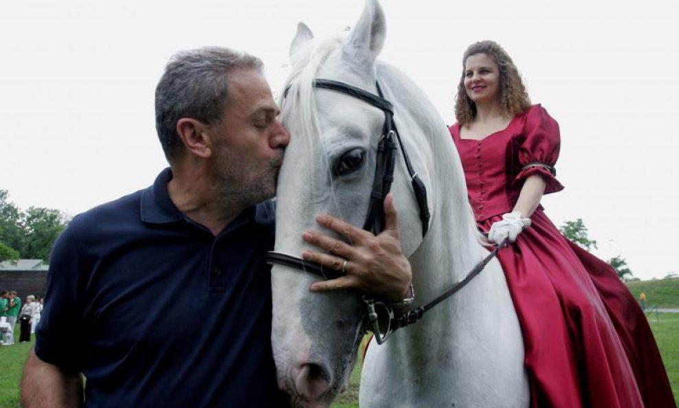 Bandić poljubio konja