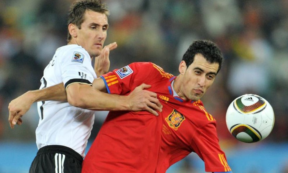 Miroslav Klose Sergio Busquets 2010