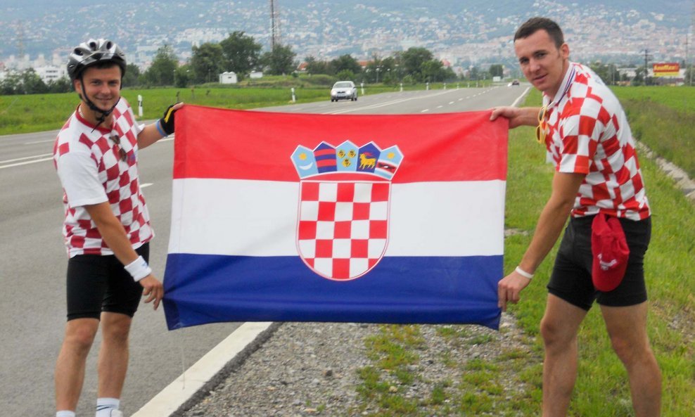 Hrvatski se barjak vijori ispred Pecuha