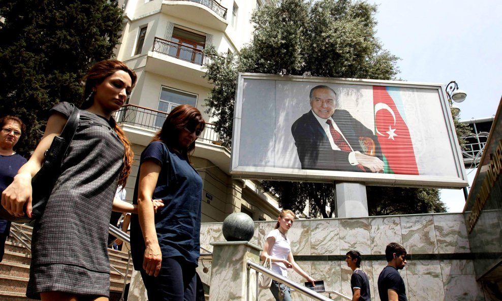 Baku je premrežen plakatima s likom bivšeg predsjednika