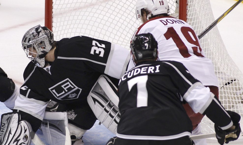 Phoenix Coyotes Shane Doan - Los Angeles Kings goalie Jonathan Quick i Rob Scuderi