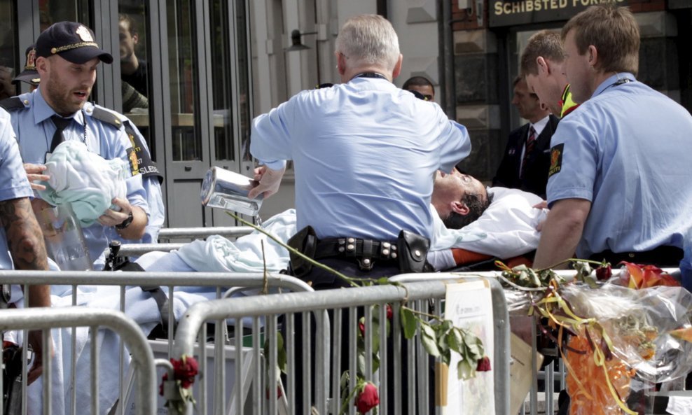 Muškarac se spalio ispred suda u kojem se sudi Breiviku