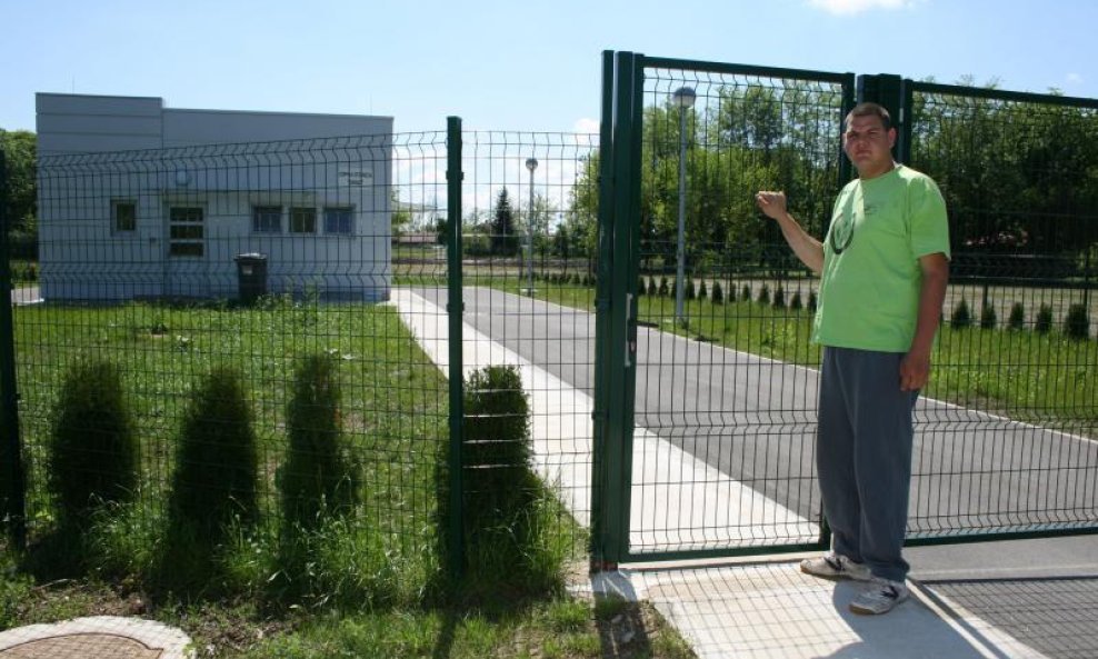 Zbog nesnosnog smrada koji se širi iz crpne stanice supružnici Žganec bili su blokirali put konjima. Zbog blokade su uhićeni. Sin Božidar Žganec uz crpnu stanicu gdje su mu uhitili roditelje