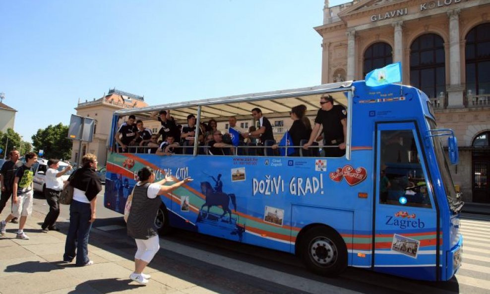 Dinamovci se provozali gradom u otvorenom autobusu (5)