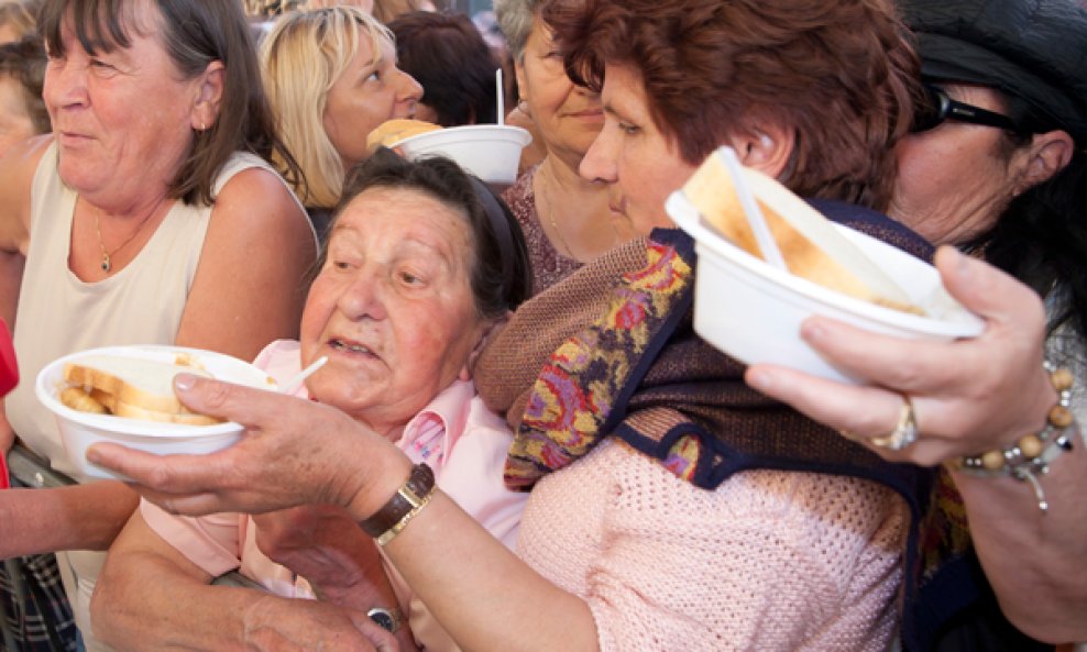 podjela-hrane-gradjanima-3