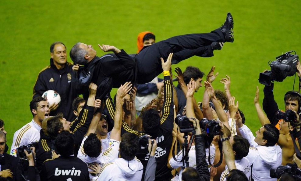 Jose Mourinho na rukama igrača Reala