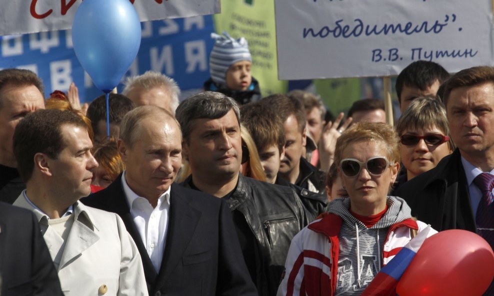 Medvedev i Putin predvode povorku u Moskvi