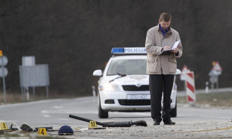 PROMETNA NESREĆA CESTA OČEVID POLICIJSKI AUTO