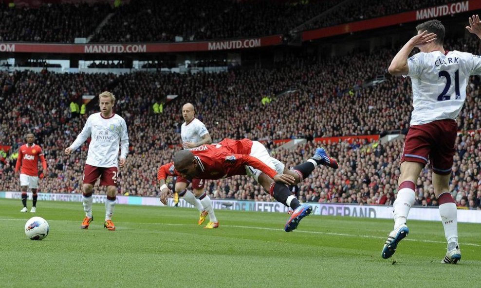 Ashley Young (u padu)