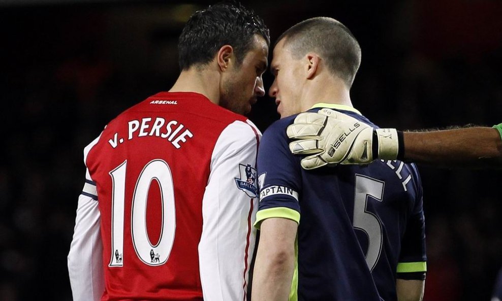 Robin van Persie (L) i Gary Caldwell