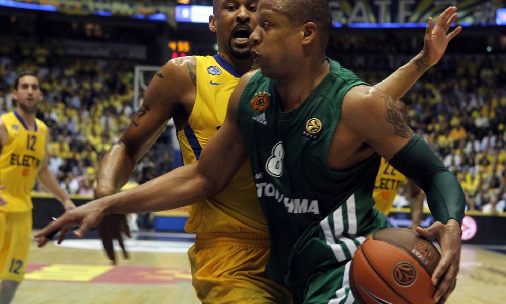 Mike Batiste (Panathinaikos) i Devin Smith (Maccabi