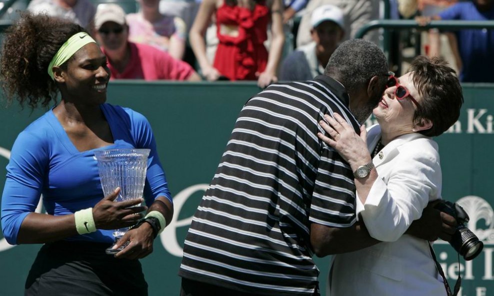 Serena Williams (L) gleda kako tata Richard Williams grli legendu Billie Jean King