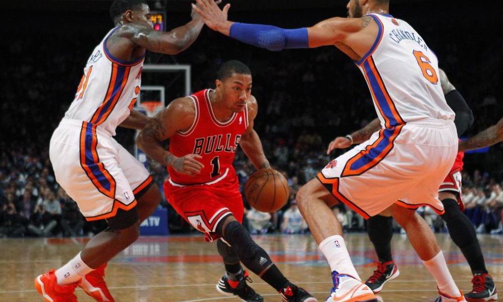 Derrick Rose prošao je pokraj Iman Shumpert (L) i Tyson Chandler
