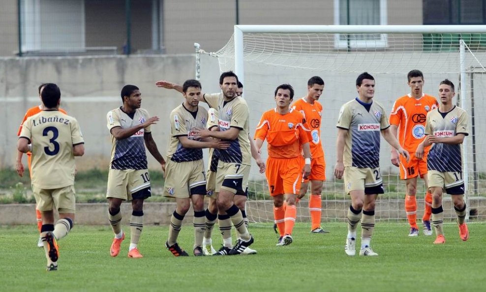 Slavlje Dinamovih igrača nakon gola Sammira