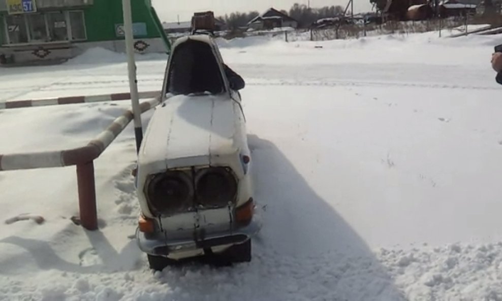 spljošteni ruski policijski auto