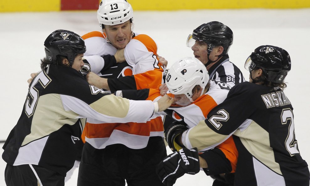 Pittsburgh Penguins Arron Asham Matt Niskanen vs. Philadelphia Flyers Brayden Schenn i Pavel Kubina