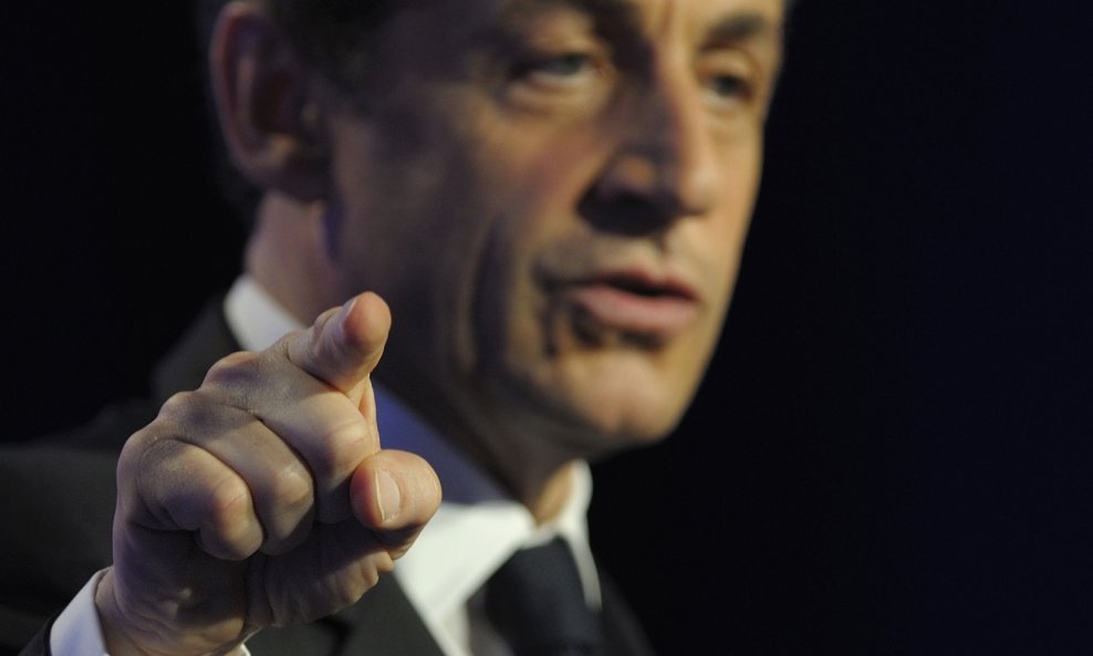 nicolas sarkozy upire prstom prijeti