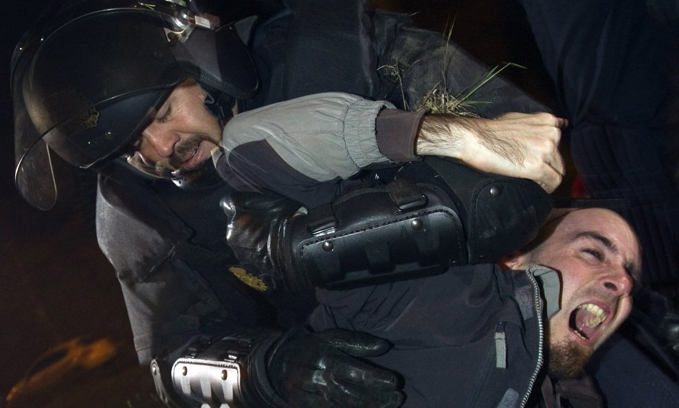 Policija tuče radnika u štrajku, Španjolska