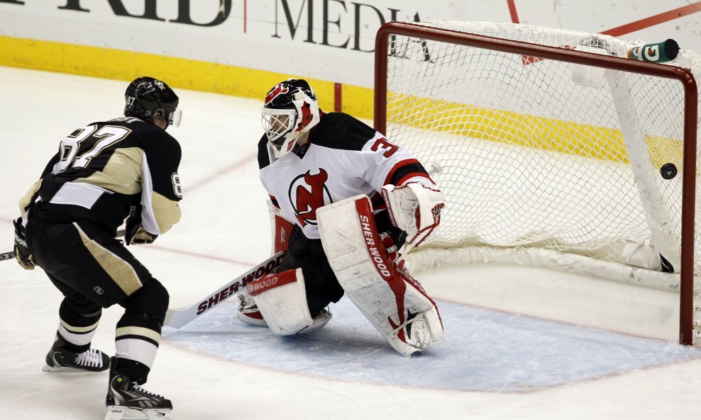 Pittsburgh Penguins Sidney Crosby  New Jersey Devils Martin Brodeur NHL 2012