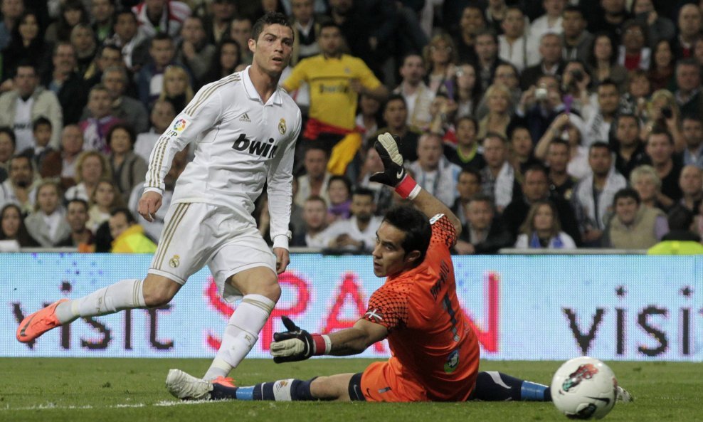 Cristiano Ronaldo postiže pogodak Real Sociedadu