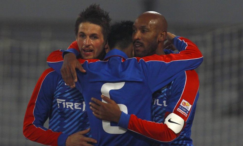 Nicolas Anelka prima čestitke za svoj gol