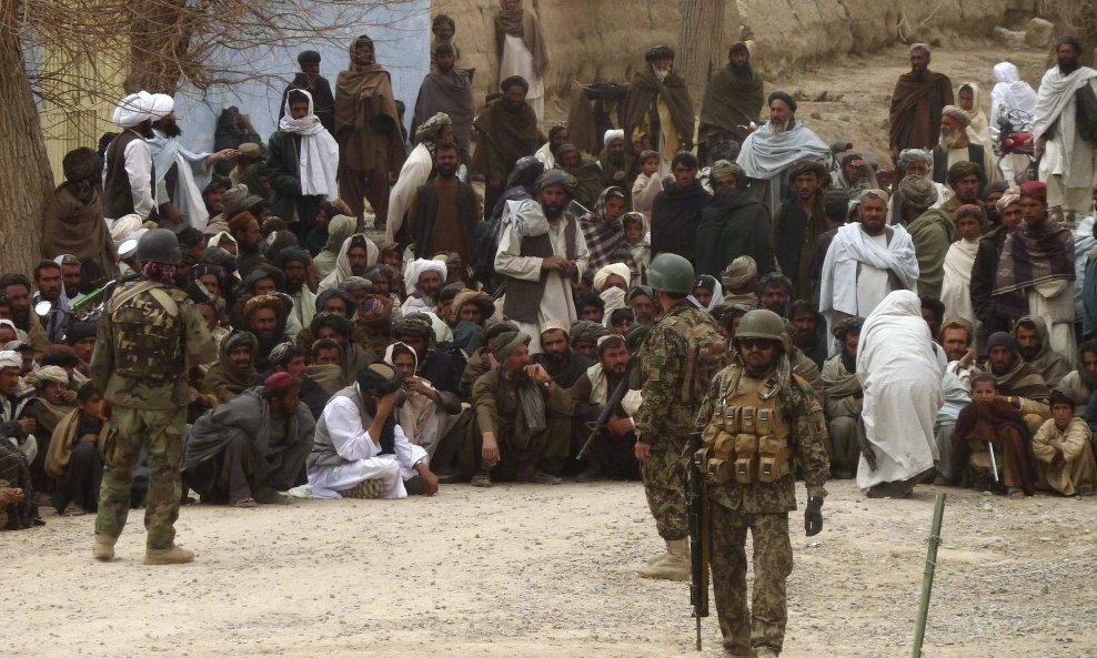 Afganistanci se okupljaju ispred baze