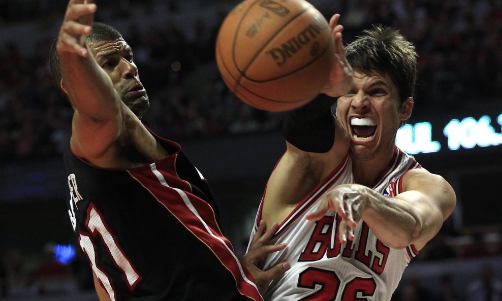 Igrač Chicago Bullsa Kyle Korver i igrač Miami Heata Shane Battier