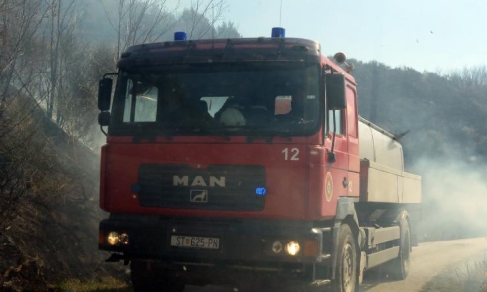 POŽAR Vatrogasci