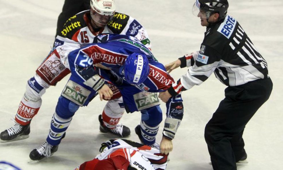 Tučnjava hokejaša Medveščaka i KAC-a