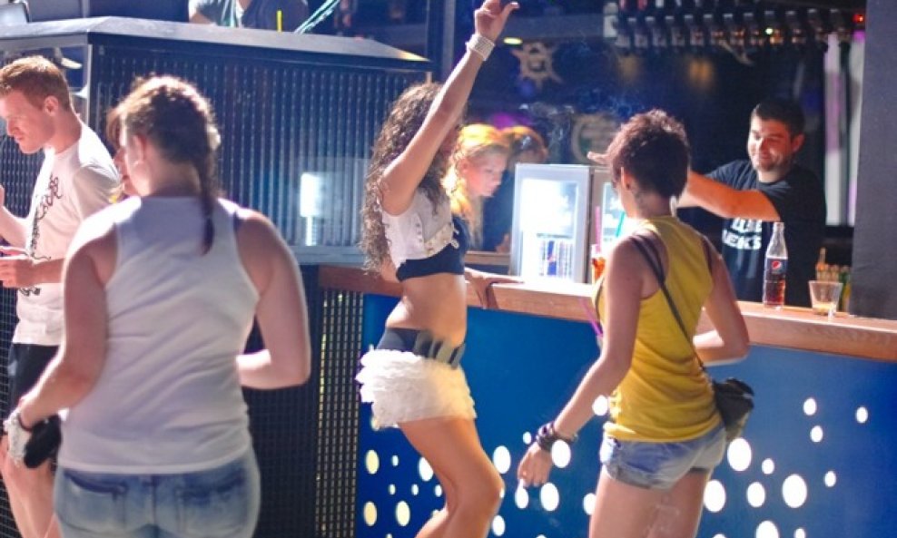 Kišni Night Party u Aquariusu (13)