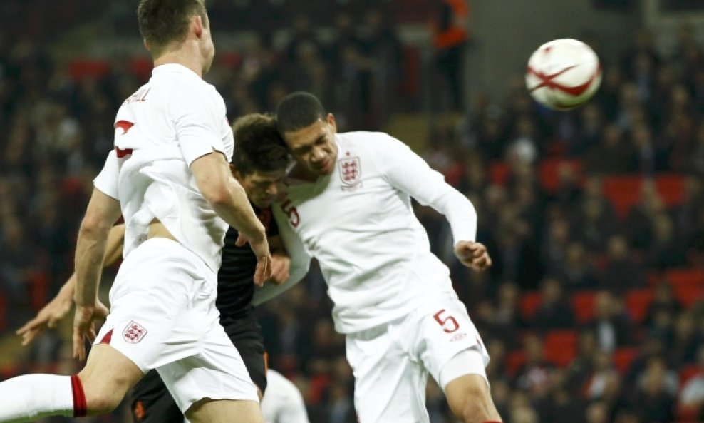 Sudar glavama -Klaas-Jan Huntelaar i  Chris Smalling