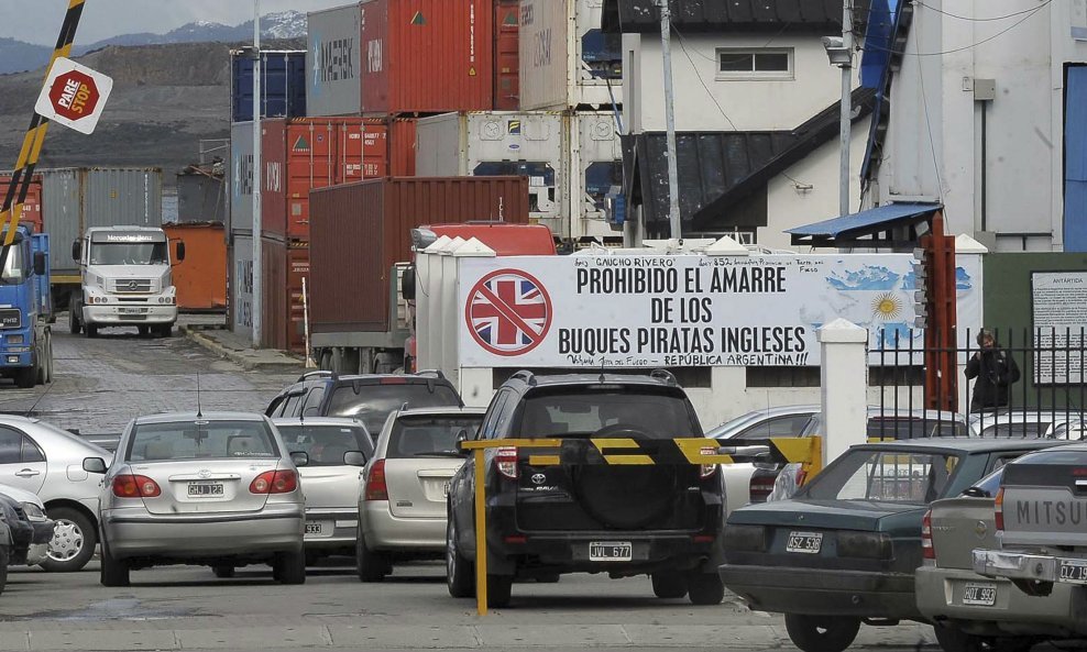 'Engleskim piratskim brodovima zabranjeno je pristajanje' - natpis na luci u Ushuai