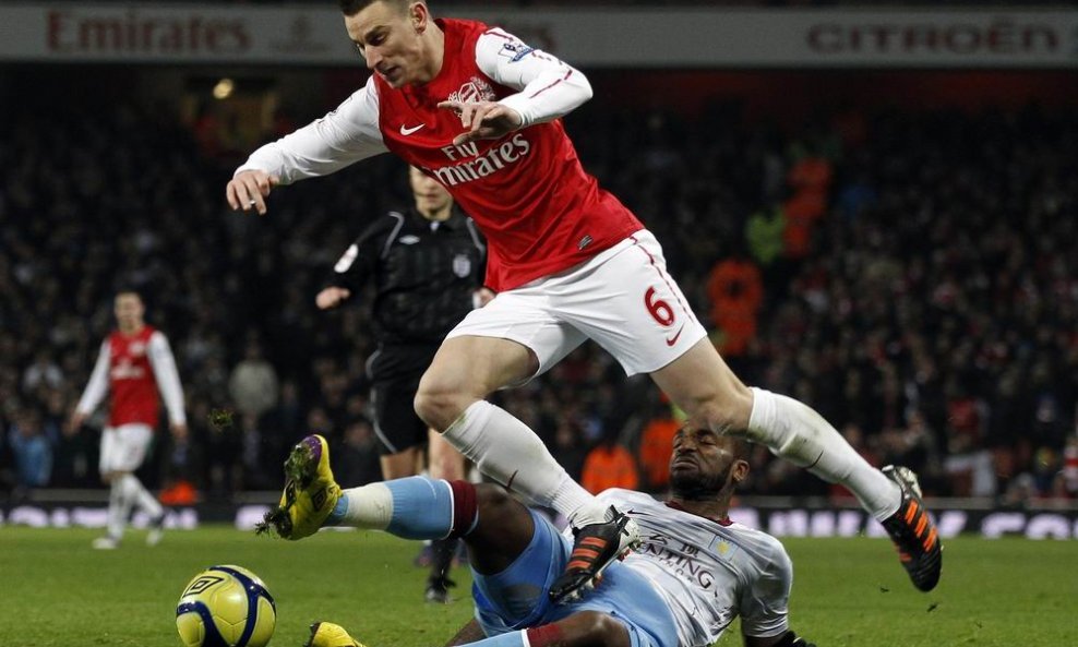 Laurent Koscielny (u skoku) i Darren Bent