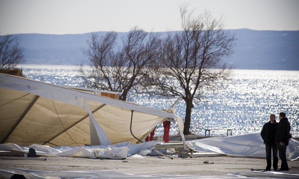 Srušeni šator bura u splitu