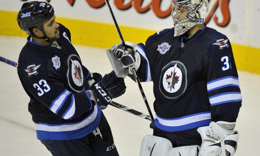 Dustin Byfuglien i Ondrej Pavelec (Winnipeg Jets)