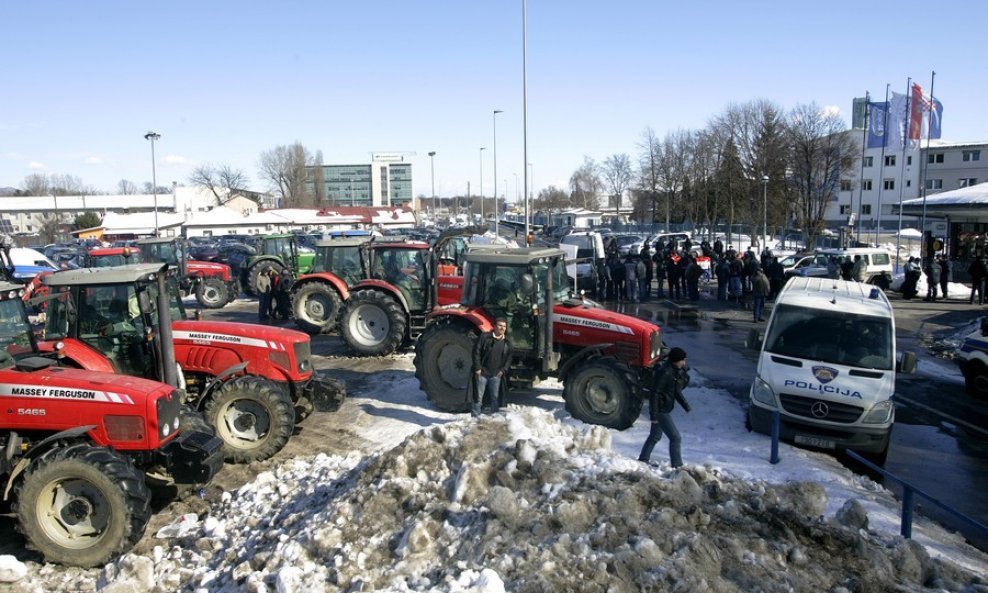 Prosvjed Hrvatskog saveza proizvođača mlijeka ispred Dukata, Zagreb (1)