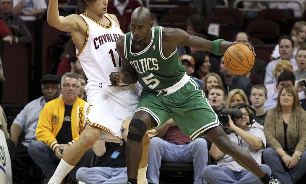 Cleveland Cavaliers Anderson Varejao  Boston Celtics Kevin Garnett 