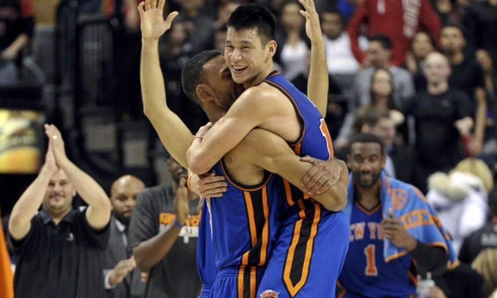 Igrač New York Knicksa Jeremy Lin i suigrač Jered Jeffries