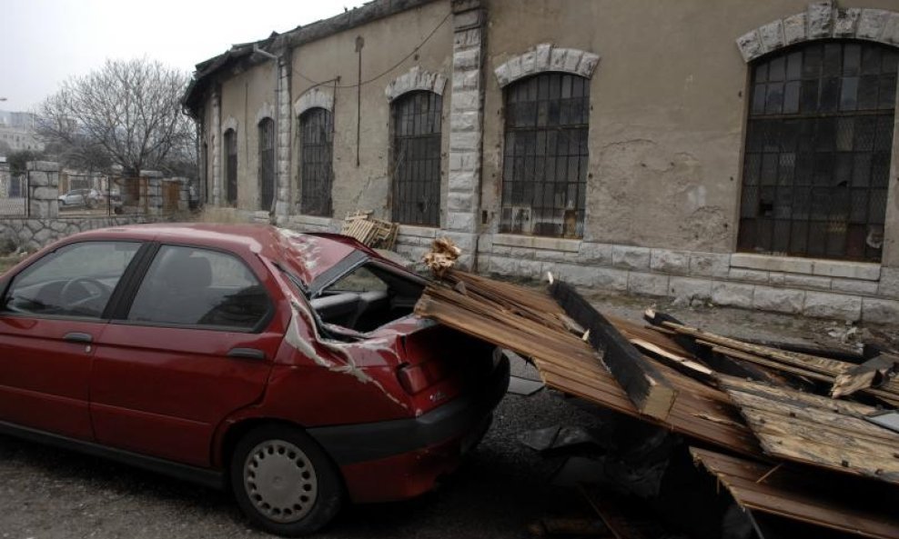 oštećeni automobil bura rijeka