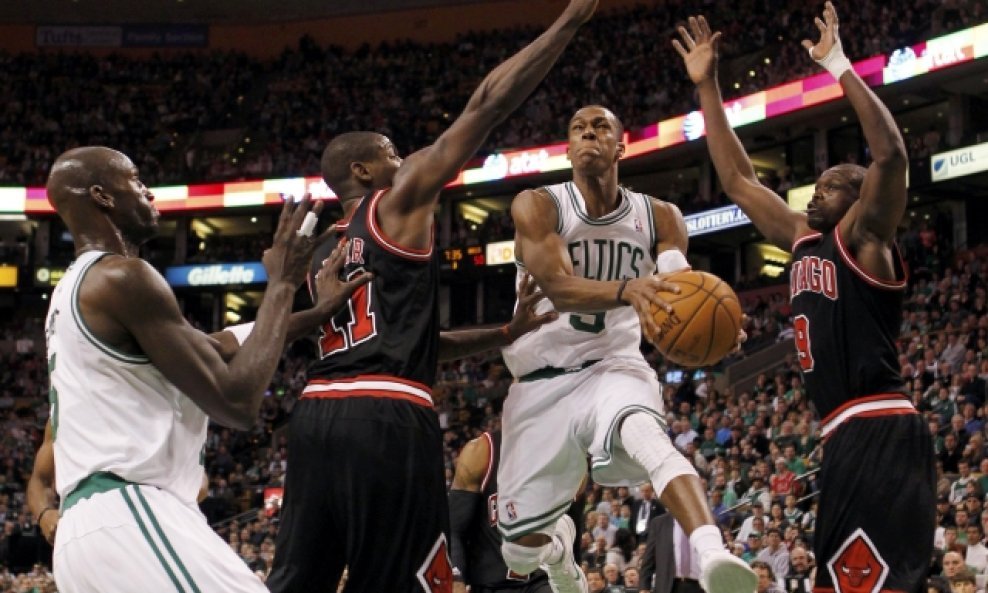 Playmaker Boston Celticsa Rajon Rondo pored igrača Chicago Bullsa