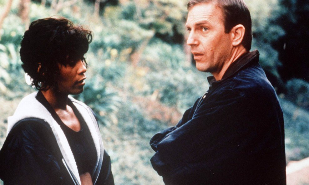 Whitney Houston i Kevin Costner u sceni iz filma 'Tjelohranitelj'