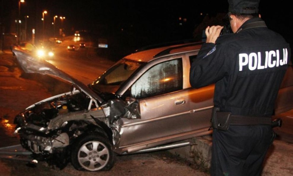 prometna nesreća slupani auto