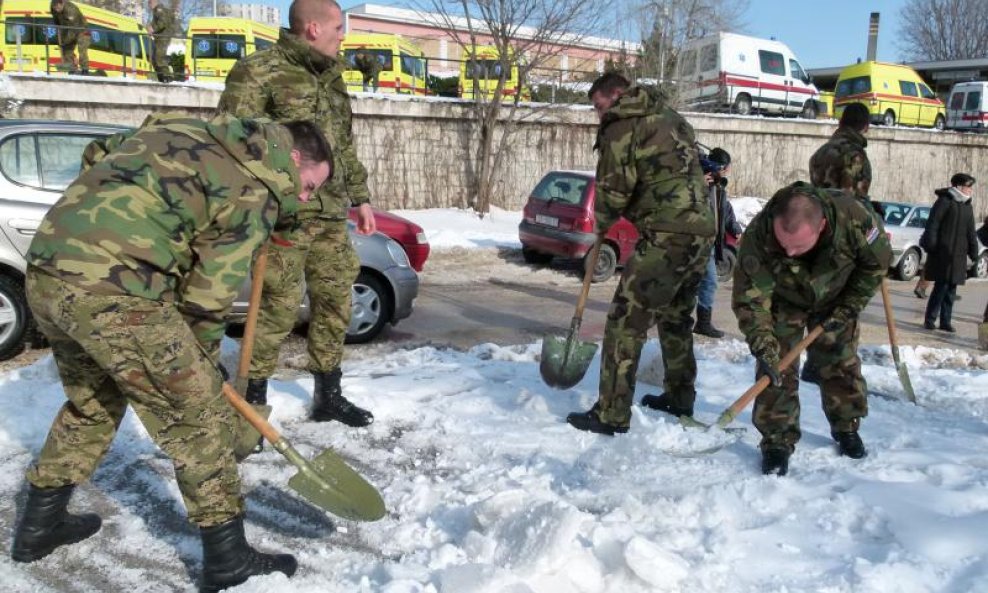 Vojnici čiste snijeg u Splitu (7)